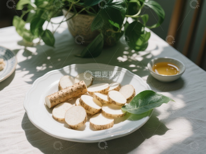 高清大图下载【趣麦麦图】新鲜山药切片，阳光洒落的餐桌