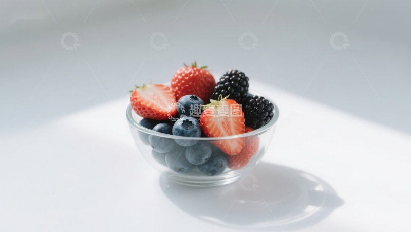 高清大图下载【趣麦麦图】透明碗中的新鲜混合浆果