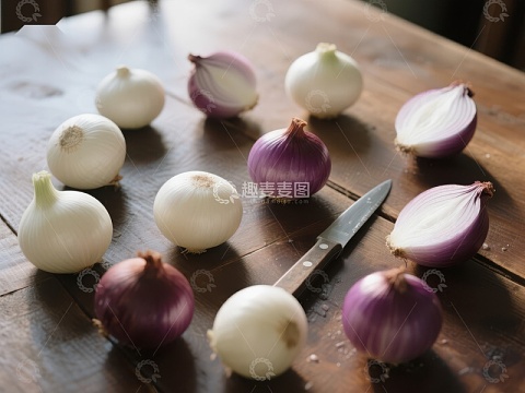 多种洋葱与刀具摆放于木质桌面