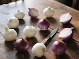 多种洋葱与刀具摆放于木质桌面