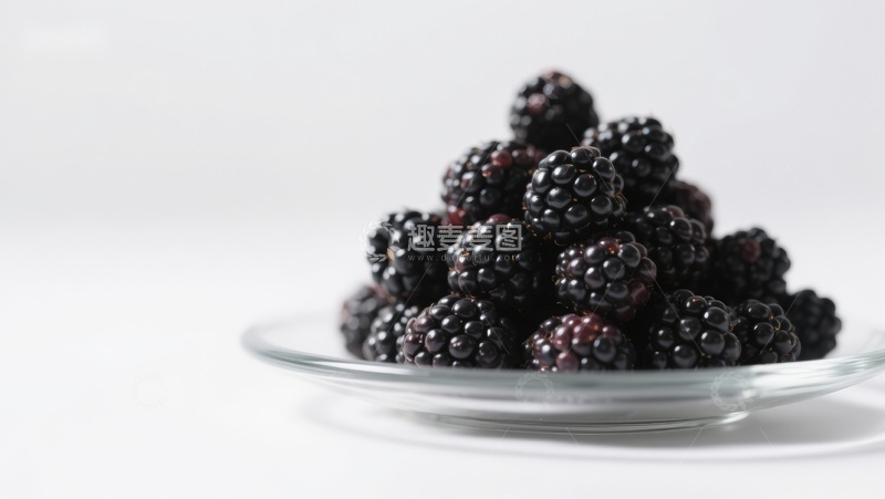 高清大图下载【趣麦麦图】新鲜黑莓堆叠于透明盘中