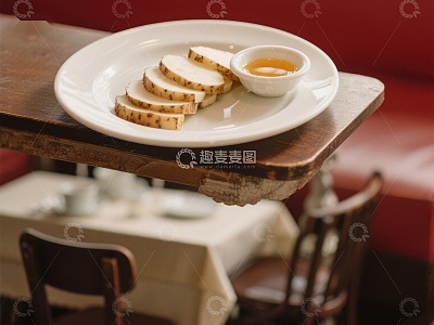 餐厅桌上摆放的切片食物与酱料