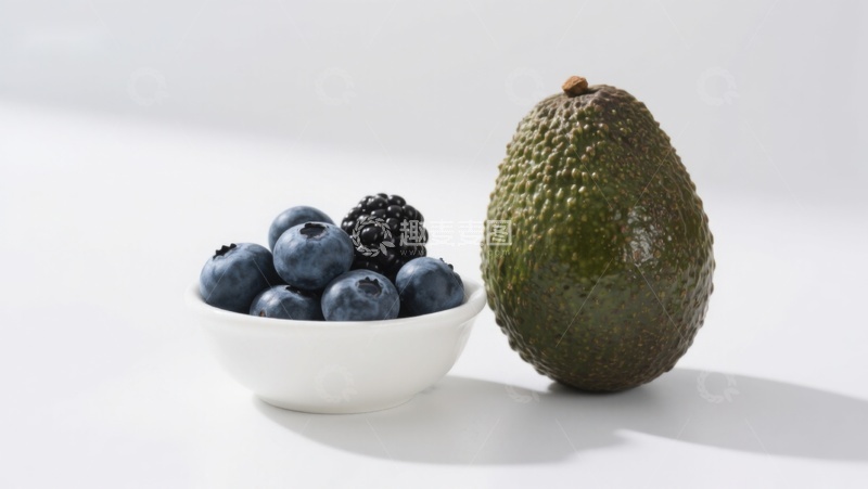 高清大图下载【趣麦麦图】牛油果与蓝莓黑莓的静物组合