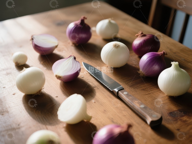 高清大图下载【趣麦麦图】木桌上摆放的洋葱与刀具