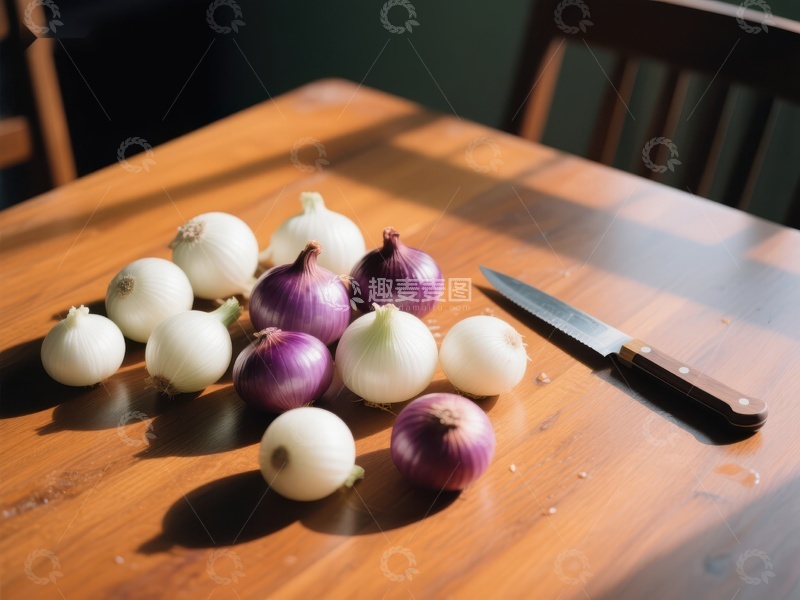 高清大图下载【趣麦麦图】洋葱与刀具在木质桌面上的静物组合
