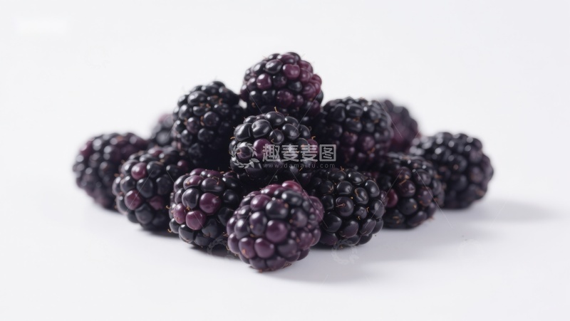 高清大图下载【趣麦麦图】新鲜黑莓堆叠在白色背景上