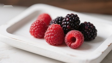 新鲜浆果静置白色托盘