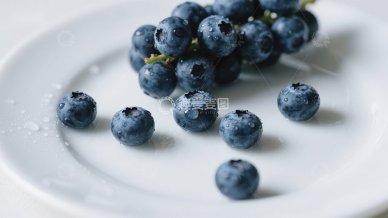 高清大图下载【趣麦麦图】新鲜蓝莓散落于白色盘中