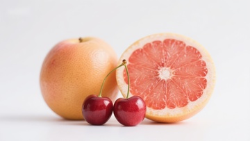 新鲜水果组合：葡萄柚与樱桃