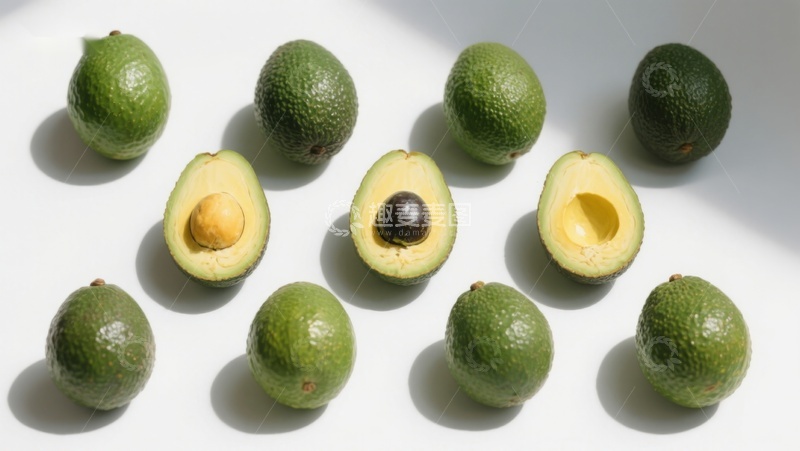 高清大图下载【趣麦麦图】新鲜牛油果展示，部分切开露出果肉