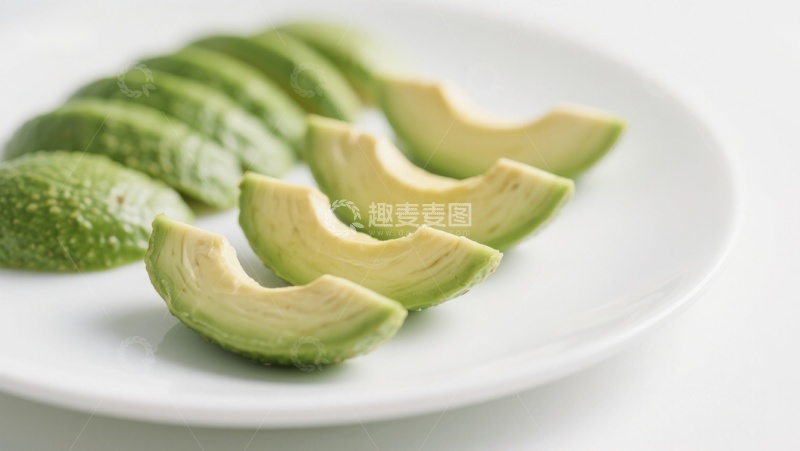高清大图下载【趣麦麦图】新鲜切片牛油果摆放于白色盘中