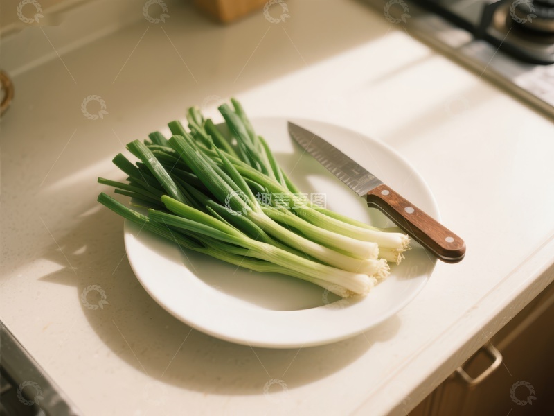 高清大图下载【趣麦麦图】青葱与刀置于盘中，厨房台面