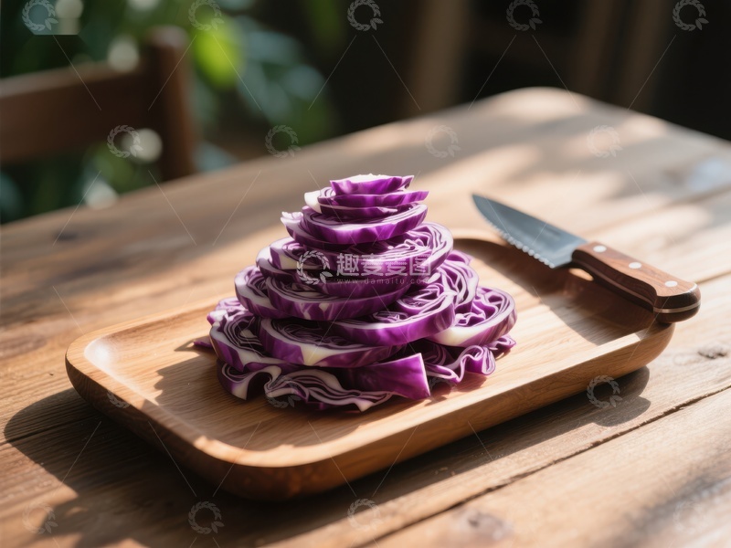 高清大图下载【趣麦麦图】切片紫甘蓝置于木质砧板上