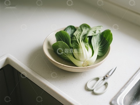 小白菜置于碗中，旁配剪刀