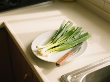 厨房台面上的青葱与刀具