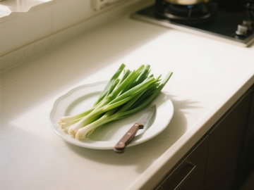 厨房台面上的青葱与刀具