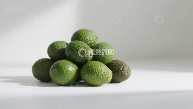 高清大图下载【趣麦麦图】新鲜牛油果堆叠在白色背景上