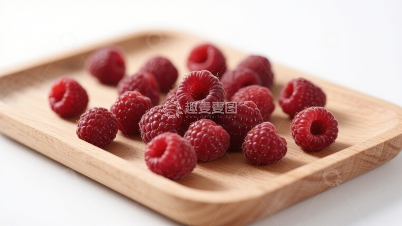 高清大图下载【趣麦麦图】新鲜覆盆子置于木质托盘