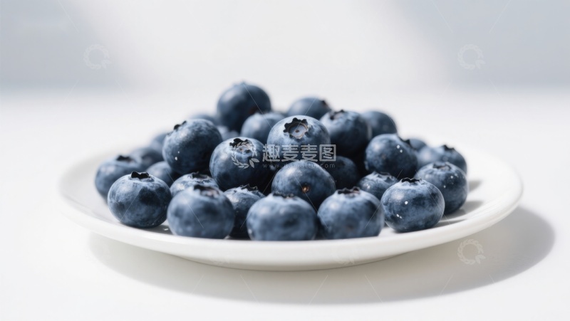 高清大图下载【趣麦麦图】新鲜蓝莓堆放在白色盘子上