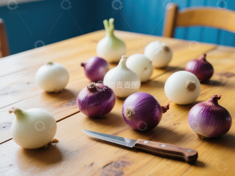 高清大图下载【趣麦麦图】木桌上摆放的洋葱与刀具
