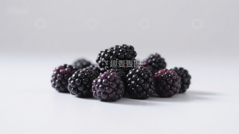 高清大图下载【趣麦麦图】新鲜黑莓堆叠在白色背景上