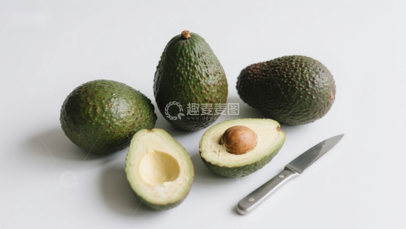 高清大图下载【趣麦麦图】新鲜牛油果与切开的半颗