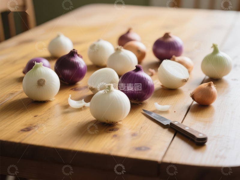 高清大图下载【趣麦麦图】多种洋葱摆放于木质桌面上