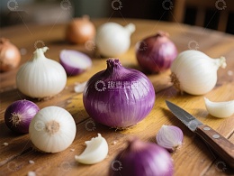 新鲜洋葱摆放于木质桌面
