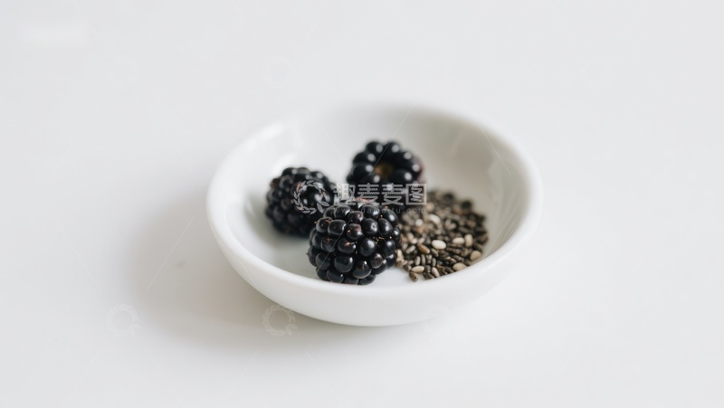 高清大图下载【趣麦麦图】黑莓与奇亚籽置于白色碗中