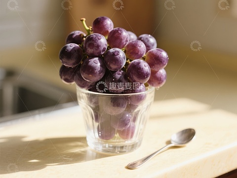 透明玻璃杯中的紫葡萄