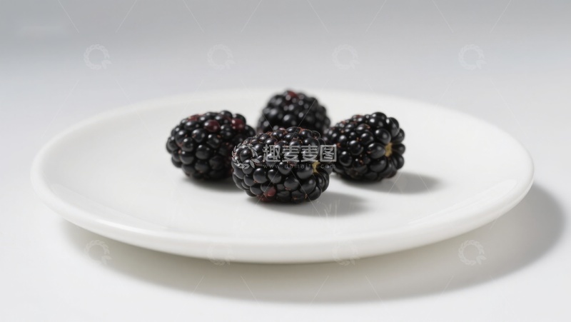高清大图下载【趣麦麦图】白色盘子上的四颗黑莓