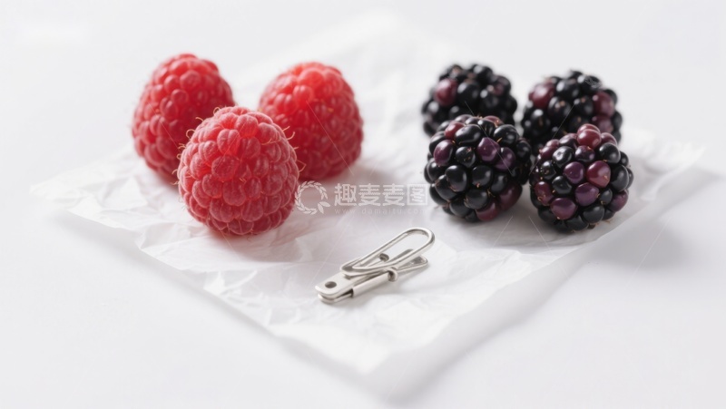 高清大图下载【趣麦麦图】新鲜覆盆子与黑莓配金属夹