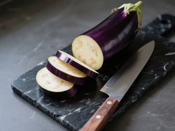 切片茄子与刀具