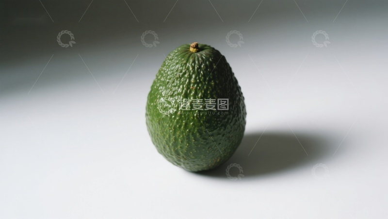 高清大图下载【趣麦麦图】单个牛油果静置于白色背景