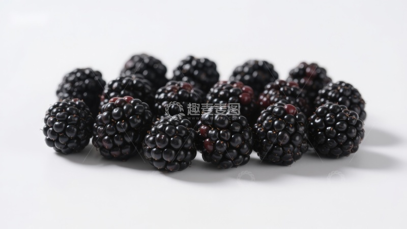 高清大图下载【趣麦麦图】新鲜黑莓堆叠在白色背景上