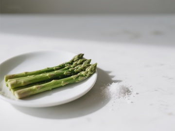 盘中的新鲜芦笋