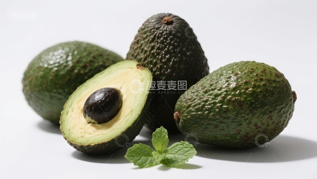 新鲜牛油果与薄荷叶