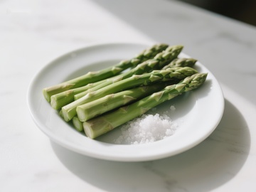 新鲜芦笋配海盐