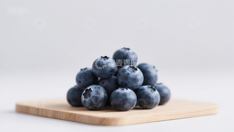 高清大图下载【趣麦麦图】新鲜蓝莓堆叠在木质托盘上