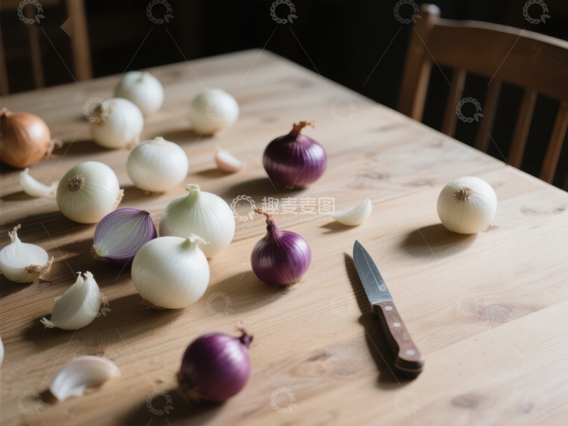 高清大图下载【趣麦麦图】洋葱与刀具在木质桌面上的静物布置