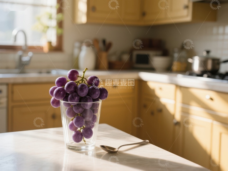 高清大图下载【趣麦麦图】厨房台面上的葡萄杯