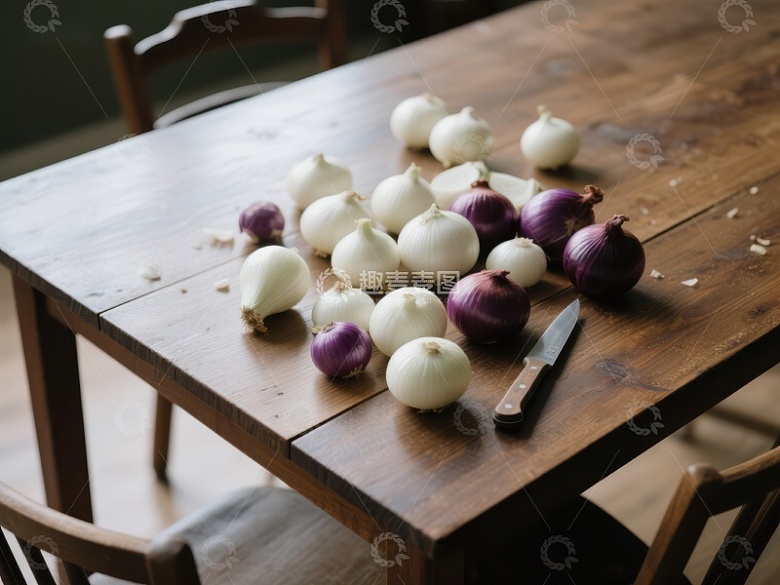 木桌上摆放的洋葱与刀具