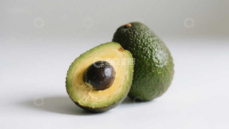高清大图下载【趣麦麦图】新鲜牛油果，一半切开展示果肉