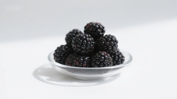 玻璃碗中的新鲜黑莓