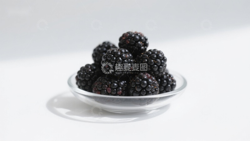 高清大图下载【趣麦麦图】玻璃碗中的新鲜黑莓
