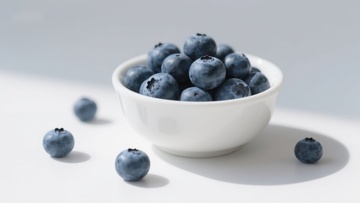 白色碗中的新鲜蓝莓
