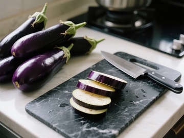 厨房切菜板上的茄子