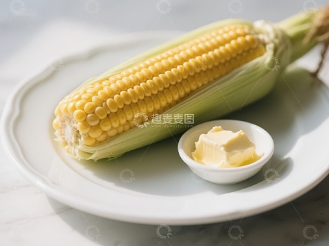 新鲜玉米配黄油，摆盘简洁
