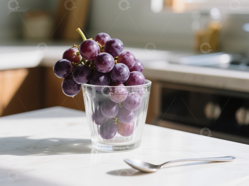 高清大图下载【趣麦麦图】透明杯中的紫色葡萄