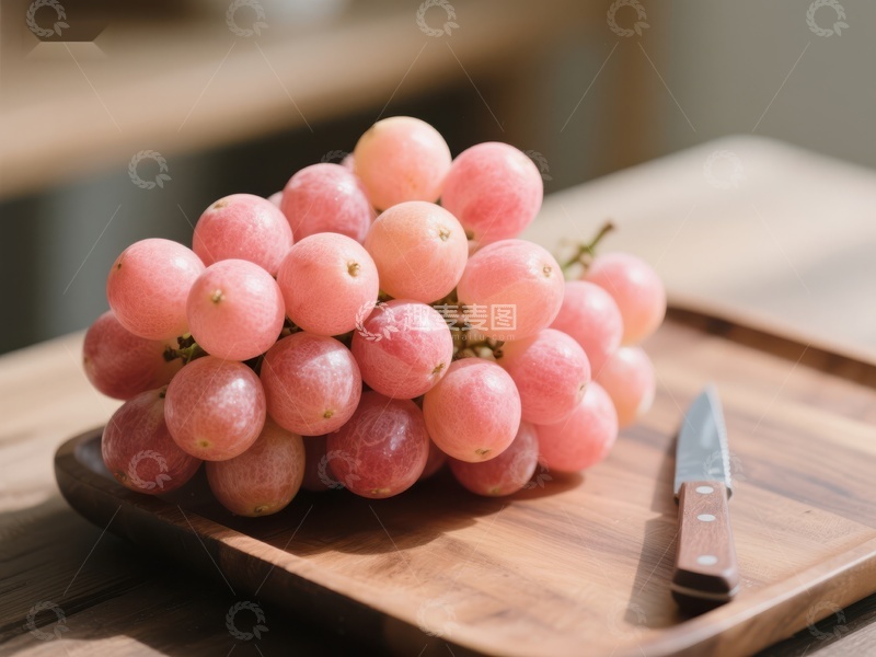 高清大图下载【趣麦麦图】新鲜粉红葡萄置于木制砧板
